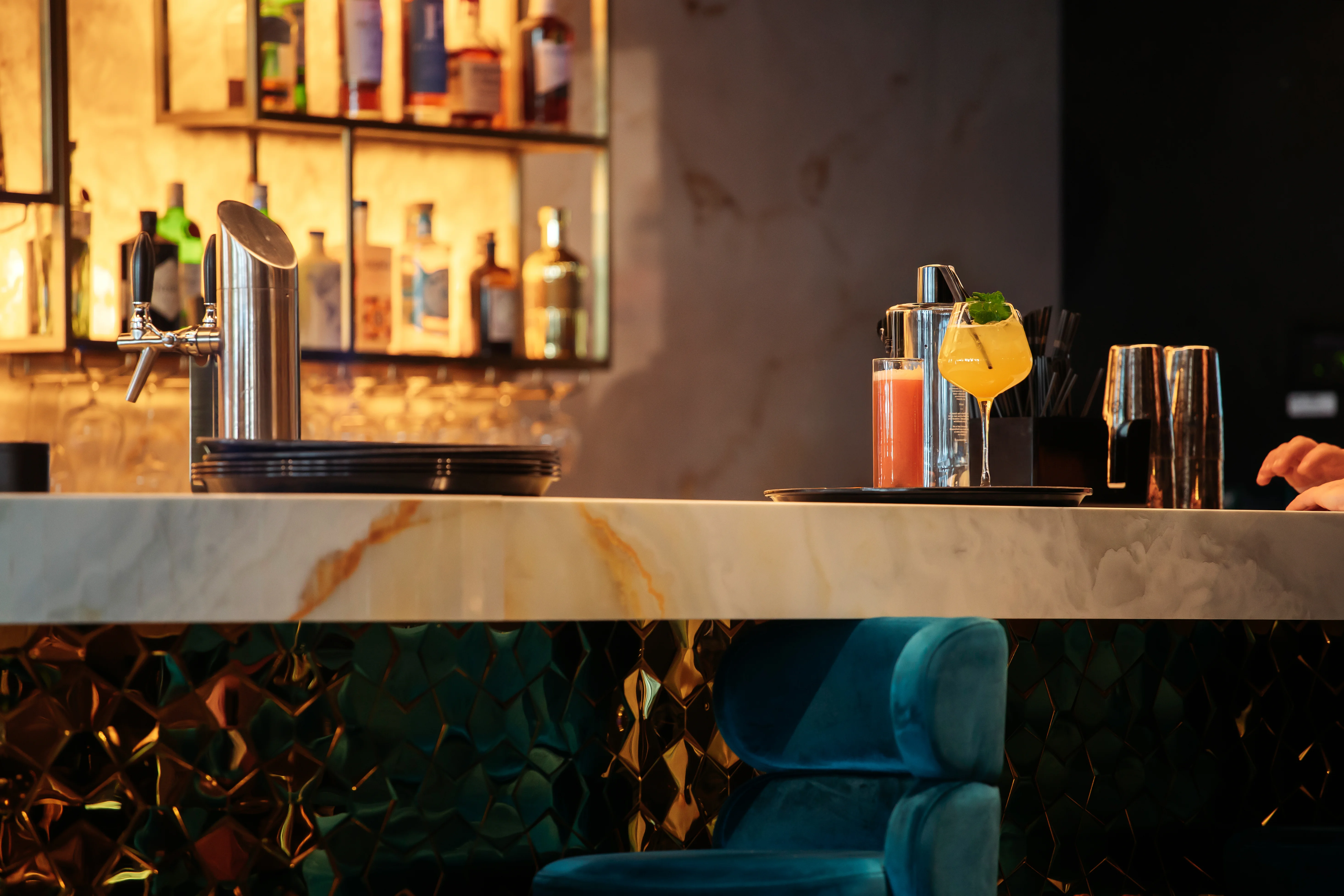 Barra de hotel o restaurante con superficie ultracompacta — proyectos comerciales en Cancún y Riviera Maya